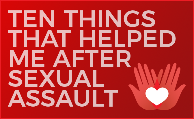 Una ilustración con fondo rojo y las palabras &quot;Diez cosas que me ayudaron después de una agresión sexual&quot;