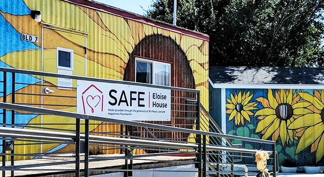 Una foto de la clínica de exámenes forenses Eloise House de SAFE. El edificio tiene una pintura de un girasol.