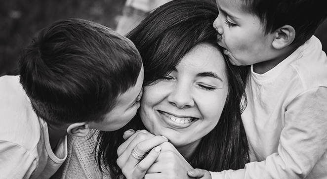 Una foto en blanco y negro de una mujer y dos niños.