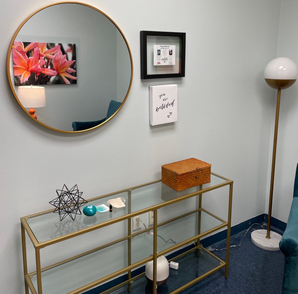 Descripción de la imagen: Una foto del interior de la nueva sala de entrevistas de soft. Hay un espejo en la pared y agradables adornos en una estantería.